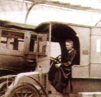 samochodową służbę radiologiczną. Zdała prawo jazdy jako jedna z pierwszych kobiet, sama prowadziła wóz radiologiczny, dowoziła i obsługiwała urządzenia.
