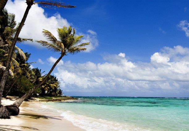 WYBRZEŻE DIANI: ELEWANA AFROCHIC Położony tuż przy najpiękniejszej plaży kenijskiego wybrzeża Diani Beach, pięciogwiazdkowy hotel Afrochic oferuje swoim gościom wypoczynek na najwyższym standardzie w