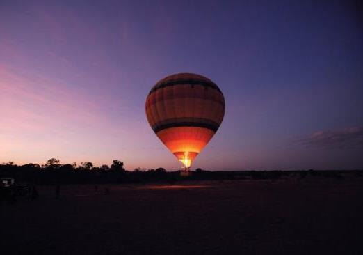 PRZELOT BALONEM NAD REZERWATEM MASAI MARA*: Przelot balonem nad Masai Marą jest doznaniem jedynym w swoim rodzaju podświetlone płomieniem balony wznoszą się w powietrze jeszcze przed wschodem słońca,