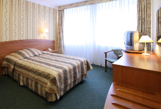 HOTEL ŚWIATOWIT*** Łódź, al. Kościuszki 68 Hotel połoŝony w centrum miasta, tuŝ przy słynnej ul. Piotrkowskiej, na której skupia się Ŝycie kulturalne i rozrywkowe miasta. 15 m².