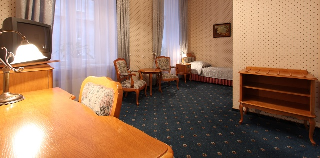 HOTEL SAVOY** Łódź, ul. Traugutta 6 Hotel w stylu retro, posiada stylową restaurację i kawiarnię. Goście wjeŝdŝają na piętra zabytkową windą z obsługą.