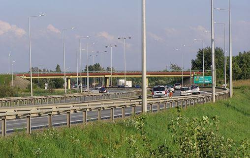 drodze wojewódzkiej nr 221 2, Obwodnicy Trójmiasta S6 (obie drogi krzyżują się na Węźle Kowale - zdjęcia poniżej) oraz blisko Południowej Obwodnicy Gdańska S7 i autostrady A1 plus korzystne - w