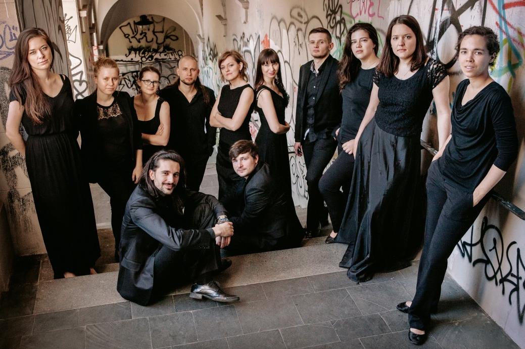 Orkiestra smyczkowa The CREW powstała we wrześniu 2013 roku z inicjatywy Alicji Stupnickiej-Kowalczyk.