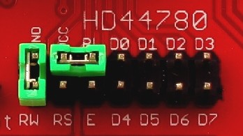 Wyświetlacz LCD Na płytce umieszczono 16 pinowe złącze do podłączenia wyświetlacza LCD opartego na kontrolerze HD44780. Sterowanie wyświetlacza może odbywać się zarówno za pomocą 4 jak i 8 bitów.