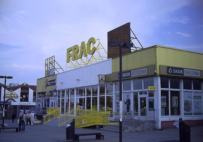 Segment detaliczny FRAC Przejęcie 19 sklepów FRAC: 10