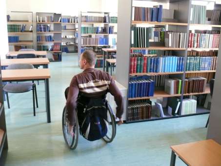 Biblioteka Pedagogiczna im. gen. bryg. prof. Elżbiety Zawackiej w Toruniu zatrudnia osoby niepełnosprawne już od początku lat osiemdziesiątych XX wieku.