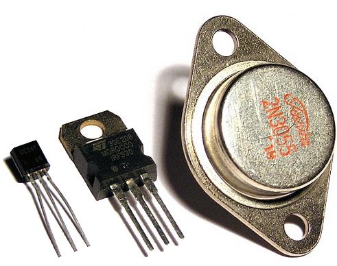 Elementy układu elektronicznego - Tranzystor Tranzystor jest jednym z najpowszechniej wykorzystywanych elementów elektronicznych. Posiada trzy elektrody, widoczne na zewnątrz jako nóżki.
