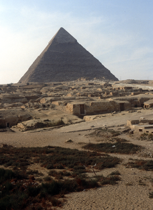 MASTABY Mastaba to najstarszy typ monumentalnego grobowca początkowo królewskiego, a w późniejszym okresie także egipskich dostojników.