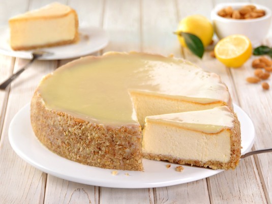 American cheesecake 60 minut Średnie 40 minut kąpiel wodna C tortownica o średnicy 26 cm Kostka do pieczenia Kasia - 150 cukier - 100 posiekane migdały - 250 mąka - 0.