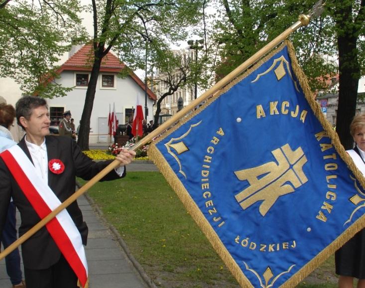 WYKONANIE I OPIS SZTANDARU Pierwszy płat sztandaru (główny) patrząc od strony sztandarowego znajdujący się po prawej stronie sztandaru pochylonego do oddawania honorów, jest prostokątem o wymiarach: