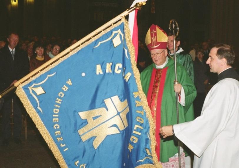 POŚWIĘCENIE SZTANDARU Uroczystość poświęcenia sztandaru odbyła się w dniu 16 września 2001 roku, w piątą rocznicę reaktywowania Akcji Katolickiej w