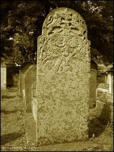 Rodzaje nagrobków tradycyjnych: stela z członem horyzontalnym Nierzadko wespół ze stelą występuje wydłużony, poziomy element umieszczony wzdłuż mogiły.