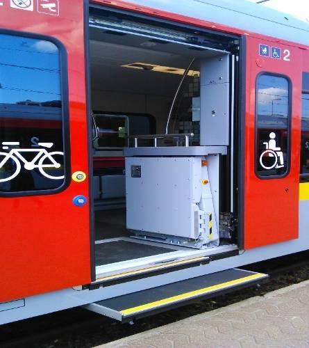 Elektryczne zespoły trakcyjne typu FLIRT3 wykorzystywane przez Łódzką Kolej Aglomeracyjna do świadczenia usług przewozowych są dostępne dla osób o ograniczonej mobilności, ponadto wyposażone są w: