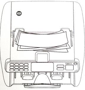 Prawidłowe umieszczanie banknotów w podajniku W celu zapewnienia właściwej pracy, należy dołożyć wszelkiej staranności w precyzyjnym i równym umieszczeniu banknotów w górnym podajniku.