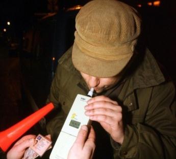 Nietrzeźwi kierujący będą natychmiast eliminowani z ruchu Kończący się post oraz świąteczne rodzinne spotkania często są okazją do spożycia alkoholu.