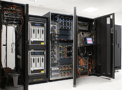 b) Komputery mainframe Komputer o bardzo dużych rozmiarach, wykorzystywany do czasochłonnych obliczeń Komputery typu mainframe używane są jako serwery (sprzętowo) c) Superkomputery Komputery o