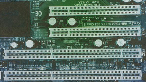 Gniazda PCI Magistrale PCI mogą być zarówno 32, jak i 64-bitowe (zarówno