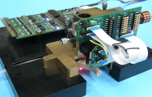 Zaprojektowana została dedykowana elektronika odczytowa dla detektorów położenia plamki oraz stworzone dedykowane oprogramowanie kontrolno-pomiarowe w środowisku LabVIEW, realizujące algorytm