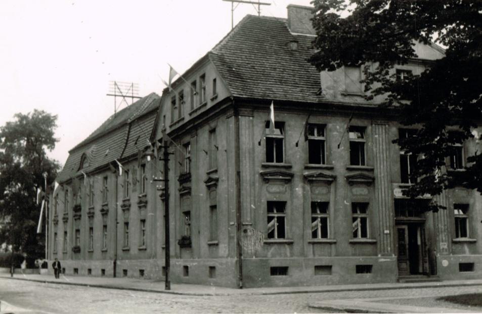 1948 r. Miasto liczyło 14 253 mieszkańców. Na stanowisku burmistrza Marcin Kawicki zastąpił Stefana Zawieję. 1 kwietnia 1948 r.