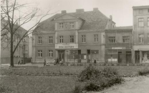 1958 r. Na miejsce rozwiązanego Technikum dla Wysuniętych Robotników powołano młodzieżowe Technikum Ceramiki Budowlanej. 13 lutego 1958 r.