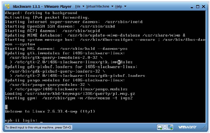 Podstawowe polecenia powłoki: ls, pwd, date, echo, operator >, cat, more, who, w, finger, man, info, passwd, vi, history,!!. Uruchom maszynę wirtualną VMware Player i wczytaj obraz systemu Slackware 13.