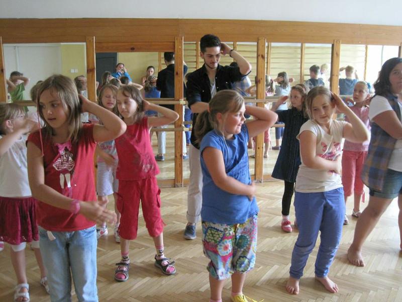 Dom Kultury Lubelskiej Spółdzielni Mieszkaniowej Prezentowano kulturę, różne obyczaje i informacje historyczne związane z wieloma państwami, w niektórych przypadkach studenci uczyli dzieci