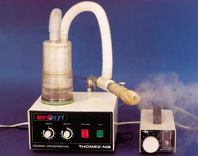 12 z 14 2013-06-24 00:19 Inhalatory ultradźwiękowe - zasady działania Głównym elementem tych urządzeń jest generator drgań ultradźwiękowych (o częstotliwości 1-2 MHz), który najczęściej wykonany jest