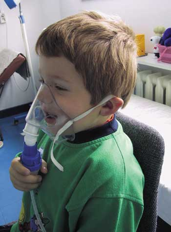 13 z 14 2013-06-24 00:19 Fot. 11. Dziecko w trakcie nebulizacji leku 4. Włącz sprężarkę po podłączeniu do źródła zasilania. 5.