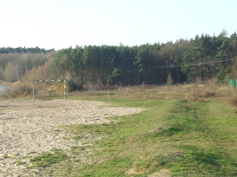 Zdjęcie 13 Boisko we wsi Psarskie stan techniczny Źródło: Urząd Miejski w Śremie W powiecie śremskim znajduje się sieć 323,7 km szlaków dla rowerzystów, które łączą miasta i wsie atrakcyjne pod