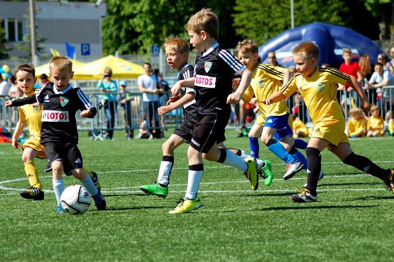 KATEGORIA Under 7 oraz Under 9 RYWALIZACJA SPORTOWA & SUPER ZABAWA TURNIEJ DZIECI U 9 i U 7 r 2007 oraz 2009 - przewidujemy start co najmniej 12 drużyn w każdej kategorii, - 4 boiska trawiaste o