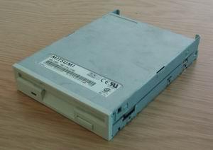 Stacja dyskietek Floppy Disk Drive - stacja dysków eleatycznych połączona z kontrolerem FDC (Floopy Disc Controller) na płycie głównej za pomocą taśmy. Każda stacja zawiera dwa silniki.