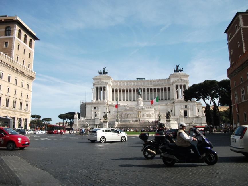 RZYM WIECZNE MIASTO 10 Place Rzymu Plac Wenecki Wiele osób uważa, że Piazza Venezia jest współczesnym centrum Rzymu.