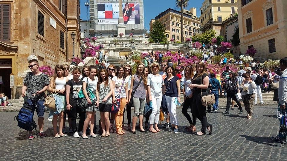 RZYM WIECZNE MIASTO 11 Plac Hiszpański Zwany po włosku Piazza di Spagna, jest jednym z najbardziej rozpoznawalnych i charakterystycznych miejsc w zabytkowej części Rzymu.