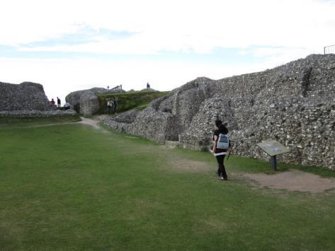 Salisbury Stonehenge Old Sarum Z wzgórza Old Sarum widać Katedrę Salisbury.