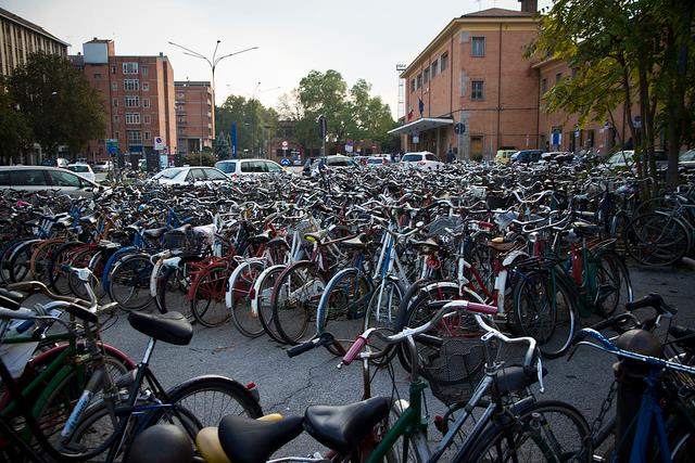 dla samochodów Preferencja dla ruchu rowerowego i pieszego na ciągach komunikacyjnych 30%