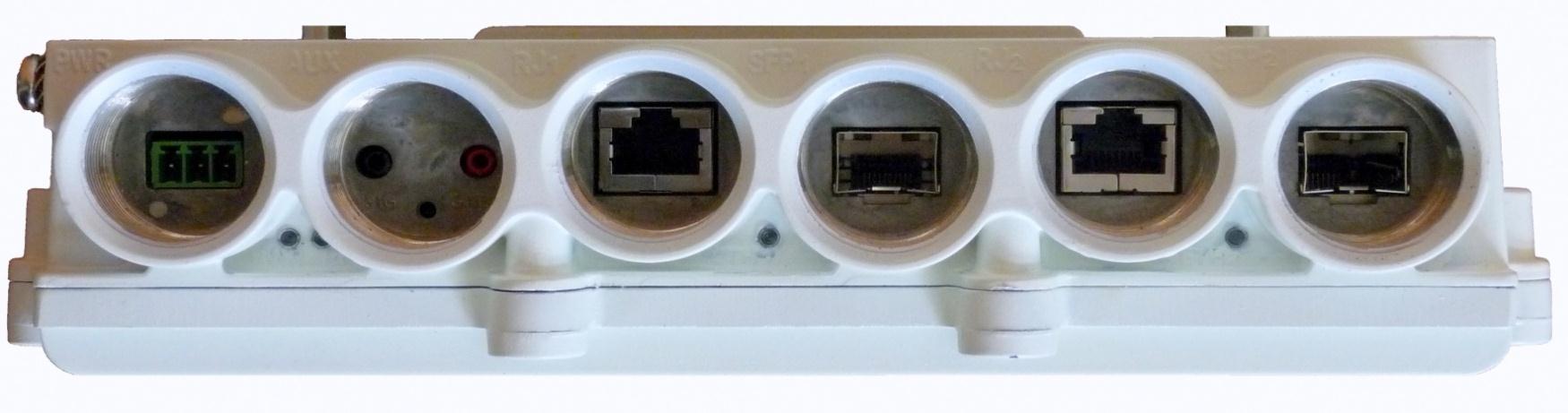 Interfejsy sieciowe Dostępne interfejsy: 2 x 100/1000Base-T (RJ45) 2 x 1000Base-X (SFP) obsługa SFP: 1000Base-LX (1310