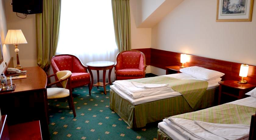 USŁUGI HOTELOWE oferuje 70 miejsc hotelowych w komfortowych i nowocześnie urządzonych pokojach.