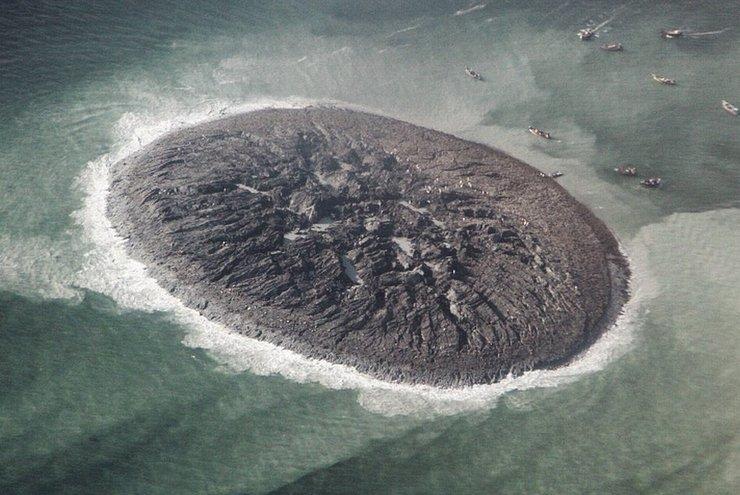 Iwo Jima wyspa pochodzenia wulkanicznego na Oceanie Spokojnym należąca do Japonii Skalna wysepka powstała na skutek silnego trzęsienia Ziemi w rejonie południowego