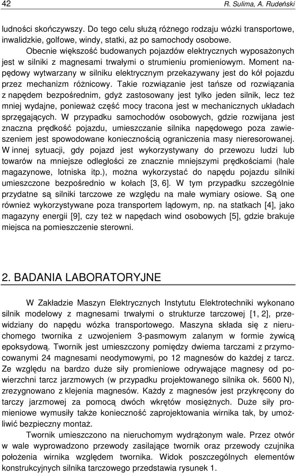 Moment napędowy wytwarzany w silniku elektrycznym przekazywany jest do kół pojazdu przez mechanizm róŝnicowy.