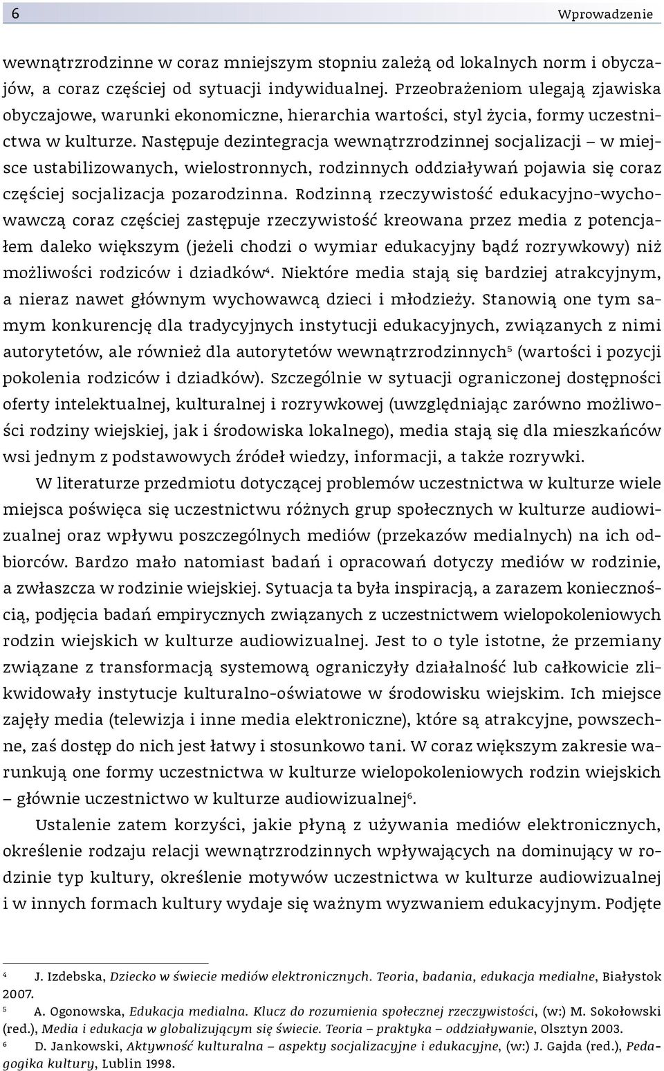 Następuje dezintegracja wewnątrzrodzinnej socjalizacji w miejsce ustabilizowanych, wielostronnych, rodzinnych oddziaływań pojawia się coraz częściej socjalizacja pozarodzinna.