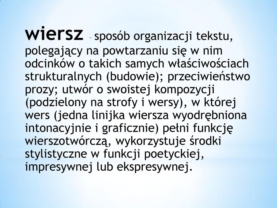 na strofy i wersy), w której wers (jedna linijka wiersza wyodrębniona intonacyjnie i graficznie) pełni