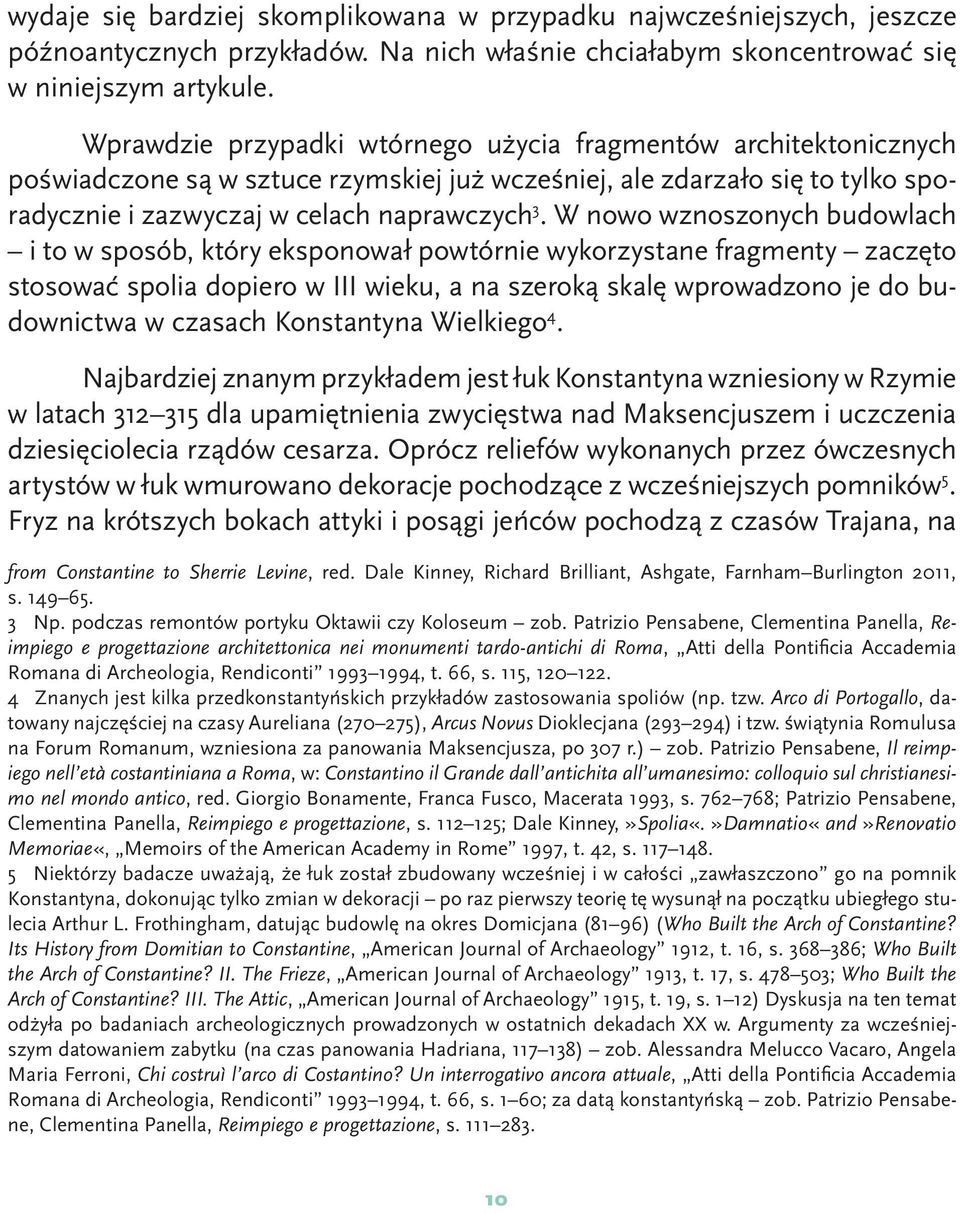 W nowo wznoszonych budowlach i to w sposób, który eksponował powtórnie wykorzystane fragmenty zaczęto stosować spolia dopiero w III wieku, a na szeroką skalę wprowadzono je do budownictwa w czasach