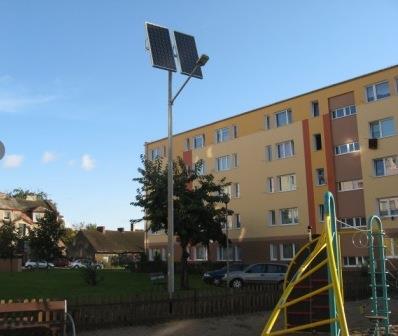 Zarząd Dróg i Zieleni w Gdyni w 2012 zainstalował 3 lampy hybrydowe na placach zabaw.