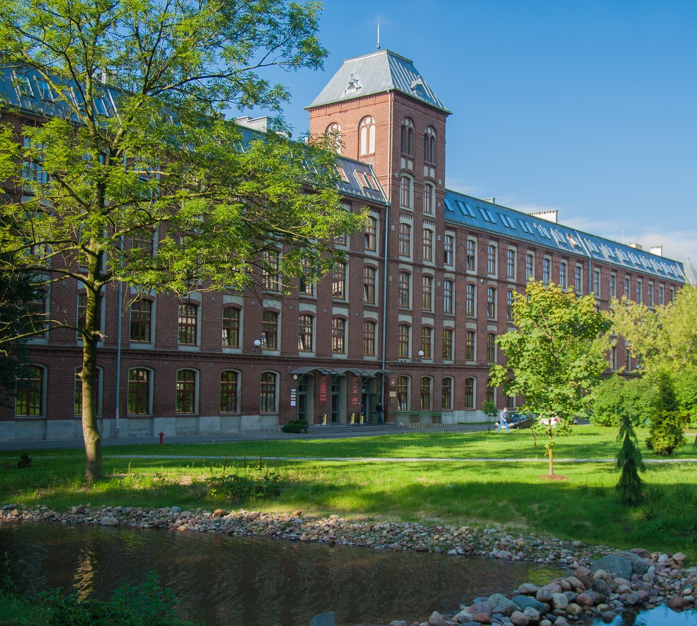 Instytut Elektroniki Utworzony w 1975 roku.