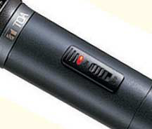 FUNKCJE PRODUKTU WM-4200 Zasięg transmisji: 3m - 150m Kardioidalna wkładka dynamiczna przeznaczona do śpiewu Cztery banki po 16 kanałów radiowych Regulacja poziomu czułości wejściowej Regulator