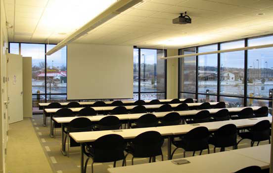 PRZYKŁADOWE APLIKACJE Sala wykładowa Przykład zastosowania odbiornika WT-5810 Room 101 Room 104 Room 103 Room 102 Wskazówka: aby uniknąć wpływu