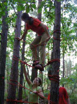 Adventure Teamwork - biwak aktywny dla klas II i III Adventure Teamwork to zajęcia będące formą aktywnej rekreacji. Obfitują one w nietypowe zadania sportowe i rekreacyjne.