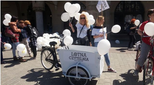 Flash mob - wspólne i głośne czytanie w dowolnych miejscach