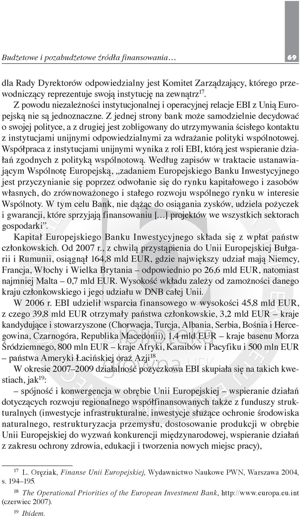 Z jednej strony bank może samodzielnie decydować o swojej polityce, a z drugiej jest zobligowany do utrzymywania ścisłego kontaktu z instytucjami unijnymi odpowiedzialnymi za wdrażanie polityki