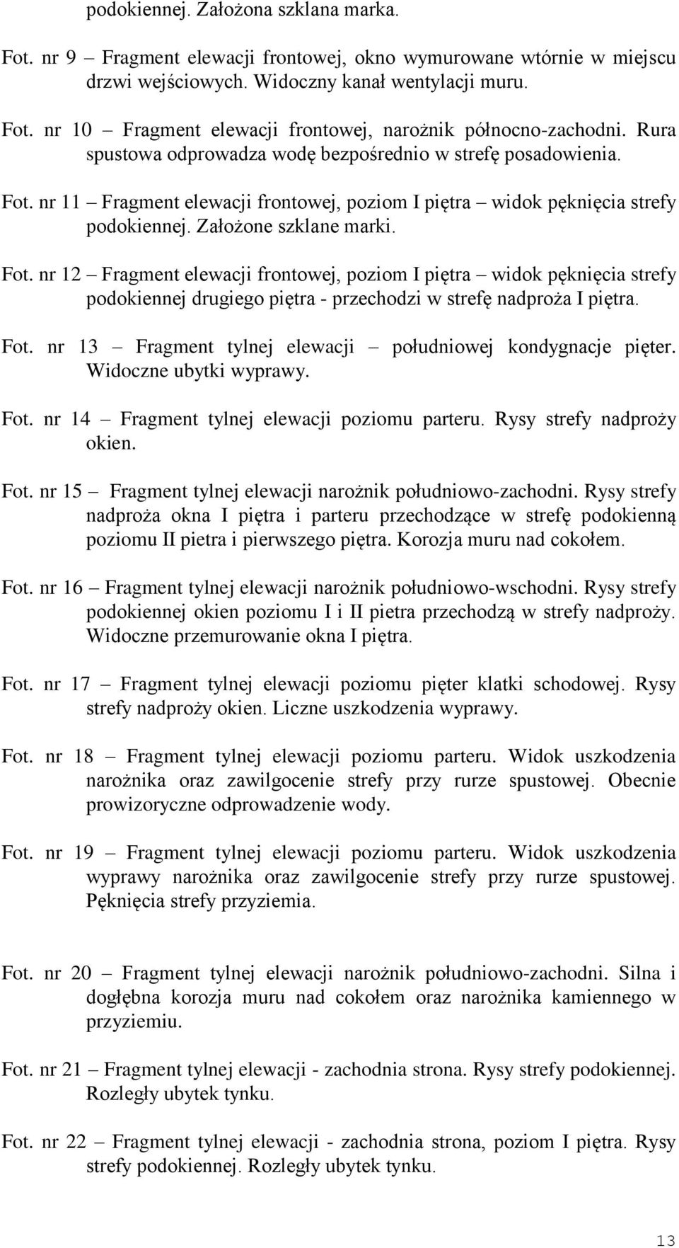 nr 11 Fragment elewacji frontowej, poziom I piętra widok pęknięcia strefy podokiennej. Założone szklane marki. Fot.